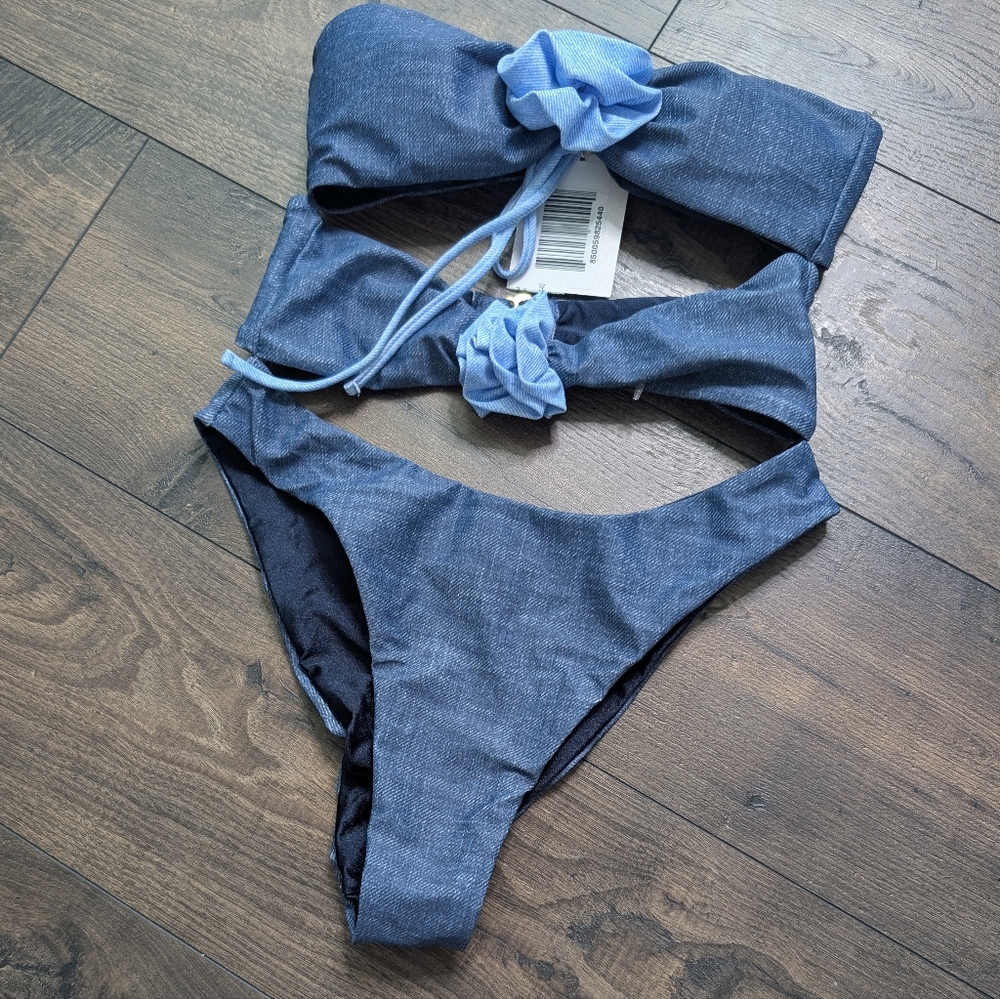 NWT Capiytana Blue Cutout Swimsuit with‎ Floral Accents Size Medium - Picture 2 of 8